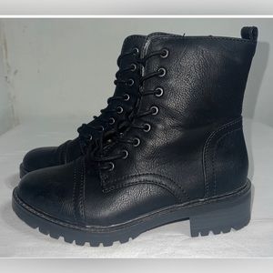 Sweet universal thread black boots Size 7. Side Zipper And  laces.